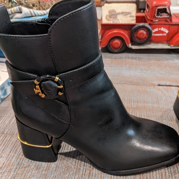 Gorgeous Tory Burch Signature Black Boots, Size 7.5 - Picture 4 of 8